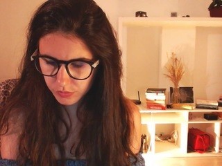 Alyssa on cam for live free nude video chat now