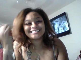 LadySafarii on cam for live free nude video chat now