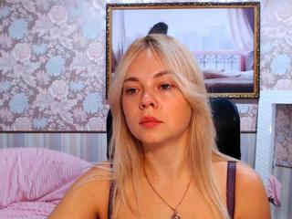 Erin on cam for live free nude video chat now
