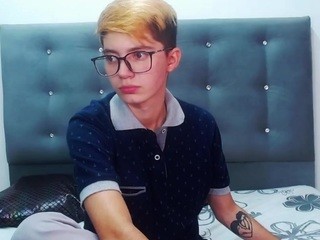 Aron-Roxx on cam for live free nude video chat now