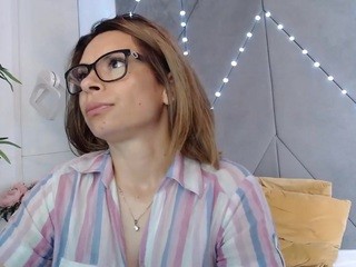 Julia Raven on cam for live free nude video chat now