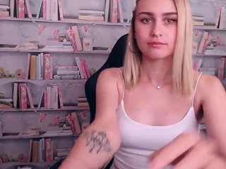 EffieJoy on cam for live free nude video chat now
