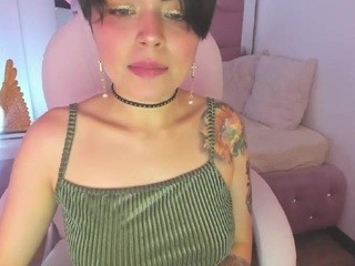 Reiven on cam for live free nude video chat now