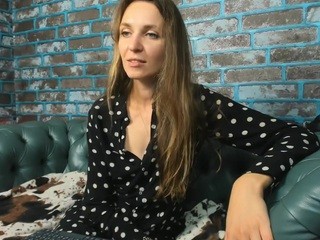 EmilyLarden on cam for live free nude video chat now