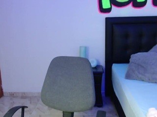 SARA-THOMPSON on cam for live free nude video chat now