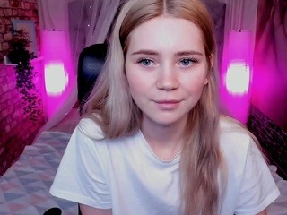 CarlyMoone on cam for live free nude video chat now