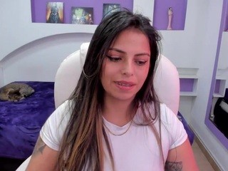 Emily-Jonesss on cam for live free nude video chat now