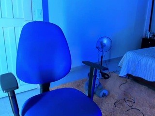 Alanasmith19 on cam for live free nude video chat now