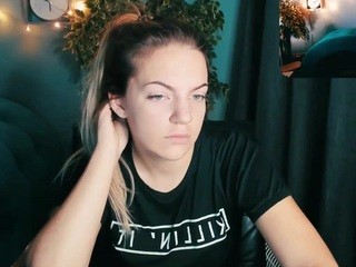 HillieLori on cam for live free nude video chat now