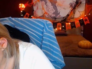 LilyHills on cam for live free nude video chat now