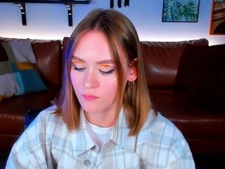 LoriLewiz on cam for live free nude video chat now