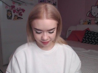 MiaMelone on cam for live free nude video chat now