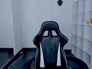 Emilliaaaa on cam for live free nude video chat now