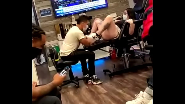 Se hace un tatuaje en la vagina y tiene un orgasmo squirt