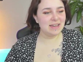 Lilly-Britt on cam for live free nude video chat now