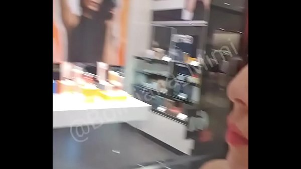 Sem calcinha no shopping fazendo squirt