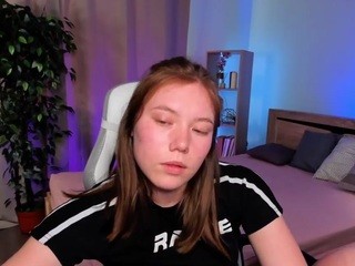 lucy-wonder on cam for live free nude video chat now
