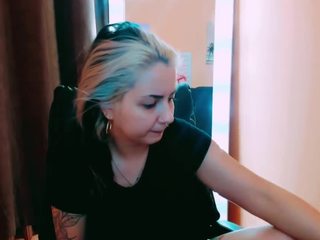 BabyEllieee on cam for live free nude video chat now