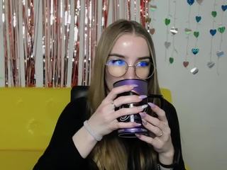 GwenBerry on cam for live free nude video chat now