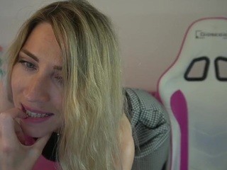 MariannaGirl on cam for live free nude video chat now