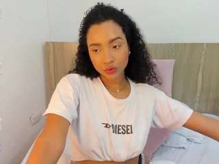 cloe-25 on cam for live free nude video chat now