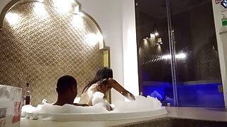 Me la cojo rico en el jacuzzi y se cae no aguanta ya sus piernas de tantos orgasmos