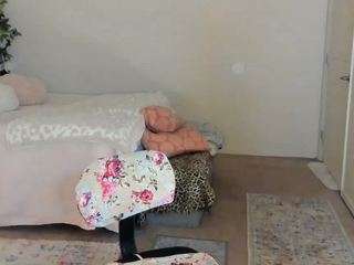 Mistress Kelli on cam for live free nude video chat now