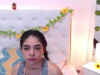 Little-dreams on cam for live free nude video chat now