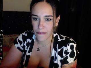 INDIANA-BELLO on cam for live free nude video chat now