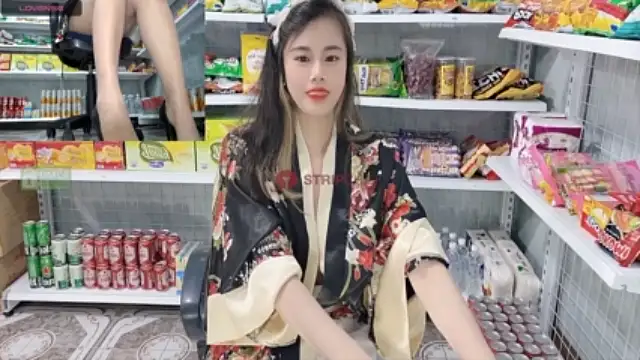 _7Eleven_ naked in live sex video chat