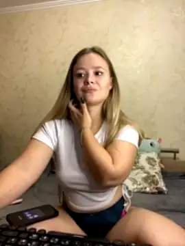 Caramelleeee naked in live sex video chat