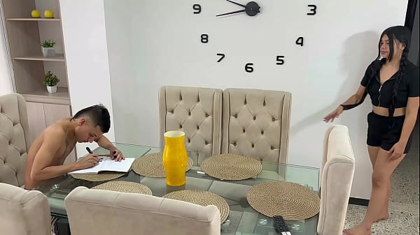 Mi caliente hermanastra me pide ayuda con su tarea de educación sexual. Me corro dentro de ella.