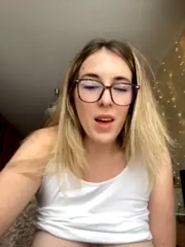 MommmyYummy naked in live sex video chat