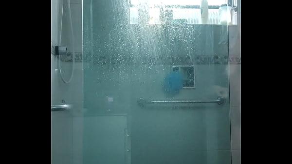 Muito calor e eu fui refrescar minha buceta