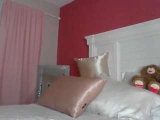 TasteThePeach on webcam for live free nude chat now