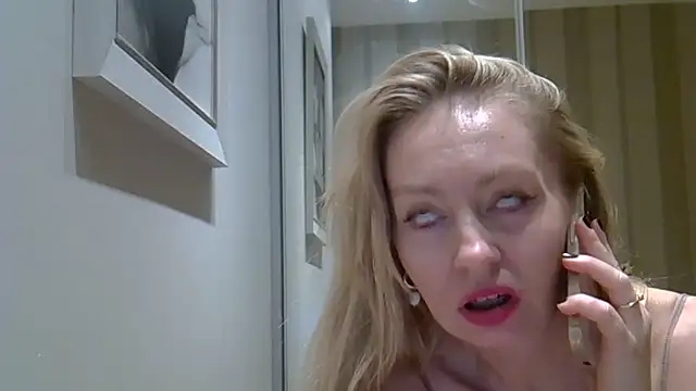 ZarinaSwift naked in live sex video chat