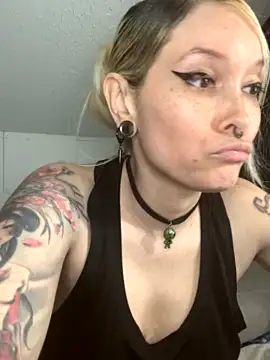 FRRANNKIE naked in live sex video chat