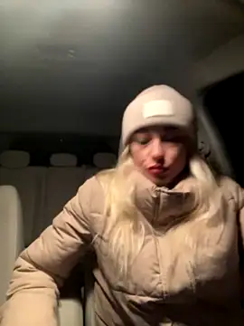 HollyCrystals naked in live sex video chat