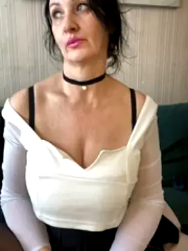 Katie-n naked in live sex video chat