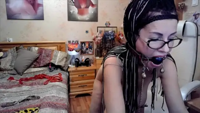 Kendra_Mom naked in live sex video chat