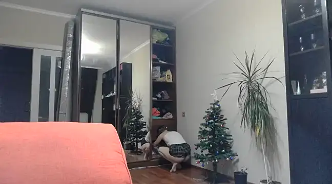 KiraGoldens naked in live sex video chat