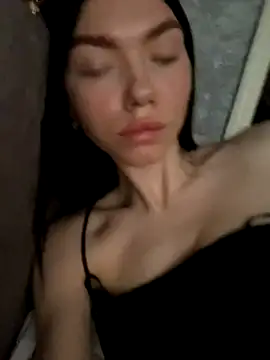 Lisaaa_Alisa naked in live sex video chat