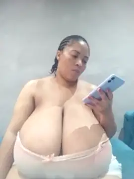 PearlsJuggs naked in live sex video chat