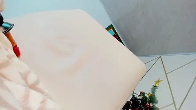 SQUIRTINGQUEEN11 naked in live sex video chat