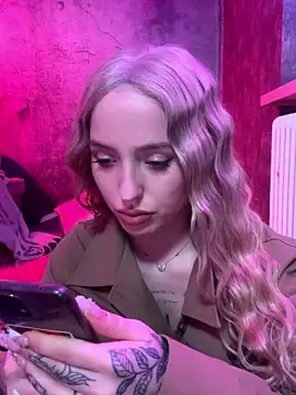 die-EinHORNY-WG naked in live sex video chat
