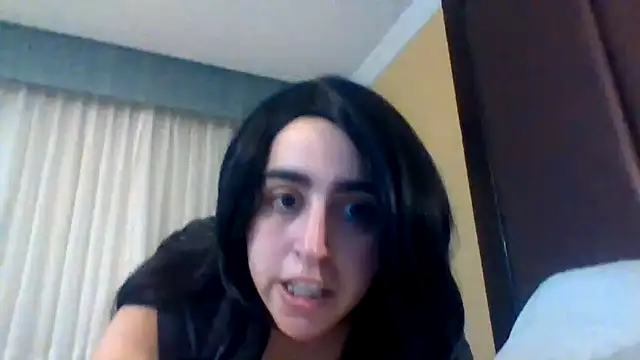 lynlucy naked in live sex video chat