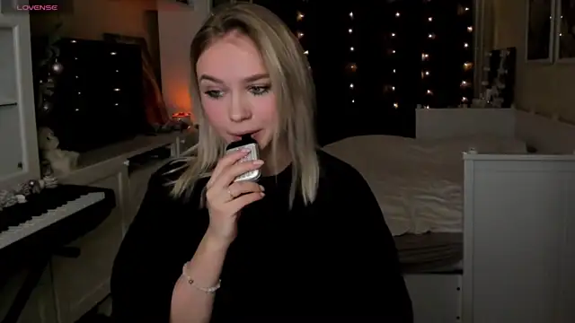 MaryDreaminess naked in live sex video chat