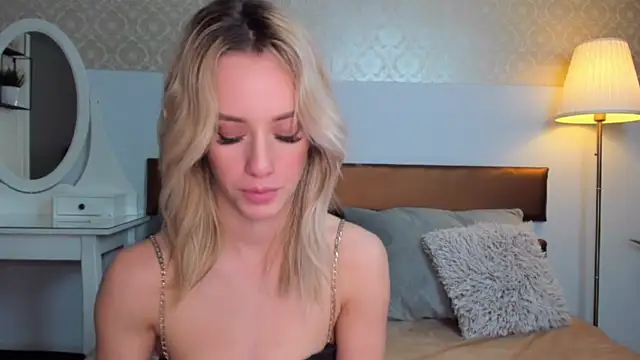 MiaBeeXX naked in live sex video chat