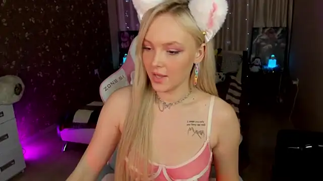Minnie_Brie naked in live sex video chat