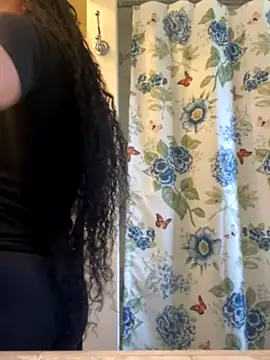 QueenNatural naked in live sex video chat